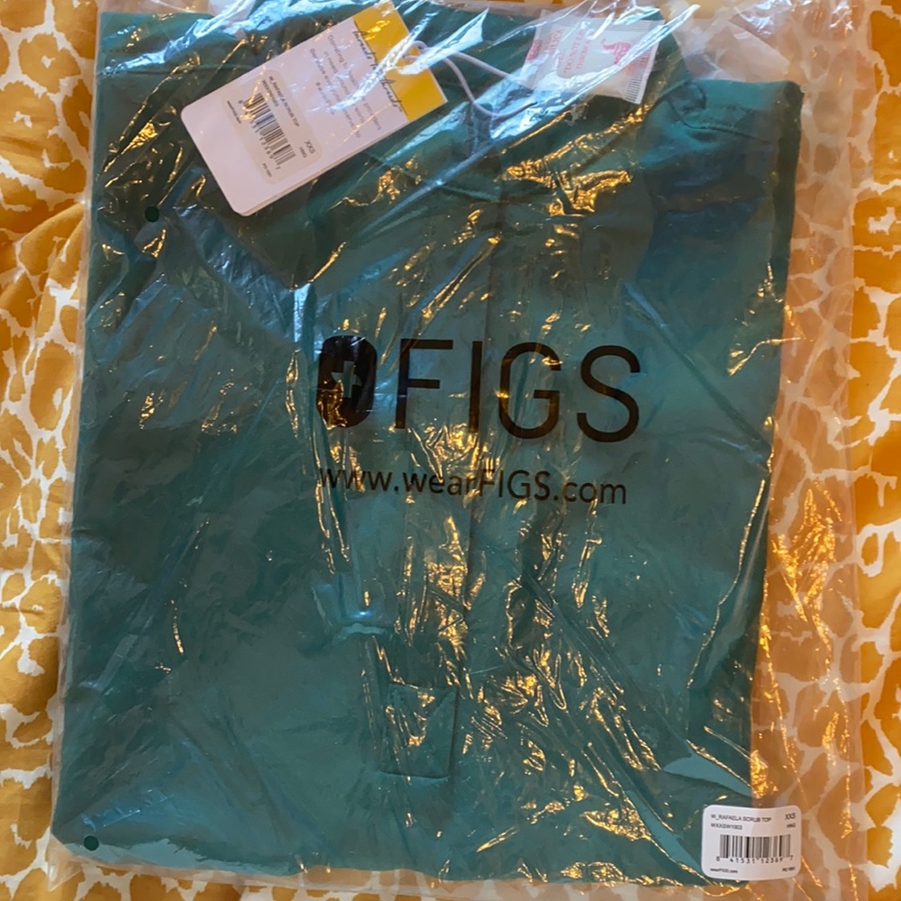 NWT HUNTER GREEN FIGS SCRUB TOP